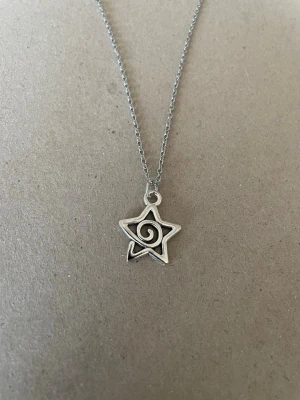 Halsband starflower spiral - Min dotter och ja pysslar/ gör smycken som hobby.   Kedja 50cm rostfritt stål  Berlock : zinklegering  Bud accepteras inte