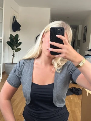 Grå glittrig bolero i storlek M/L - Grå glittrig bolero i storlek M/L från H&M