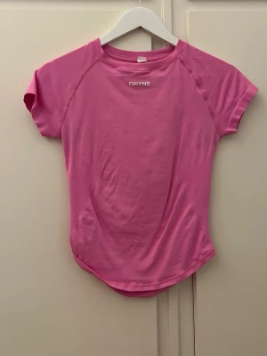 Tränings t-shirt  - Säljer denna snygga tränings T-shirt i storlek M. Använd endast fåtal gånger därav bra skick!💖