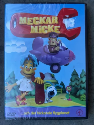Meckar Micke dvd - Helt ny & inplastad Meckar Micke är maskindoktorn som med sitt speciella team, bilen Dan och hunden Bullen, hjälper alla sina charmiga vänner med deras maskinproblem. Denna DVD innehåller 6 stycken avsnitt: Bullen räddar doften, En sommar, Pelle till havs, Hissmiss, Meckarskåpet och Plan, kom hem! Speltid: 85 minuter.  Finns på språk: Svenska   OBS!! skivorna är begagnade så det kan förekomma repor/hairlines på skivorna, men då jag kollar igenom alla filmer jag säljer garanterar