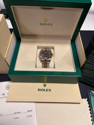 Rolx Role Datejust 36mm Gold Dial Automatisk - Ytterst unik tavla/dial design som ni kan se på bilderna, passa på.  Riktigt fin 36mm  Rolx Role Datejust i Gold Dial Oyster Perpetual, Automatisk urverk. Medföljer Rolx box bag, Certifikate samt alla tillbehör som ni ser på bilden. Helt ny. Skambud besvaras ej.