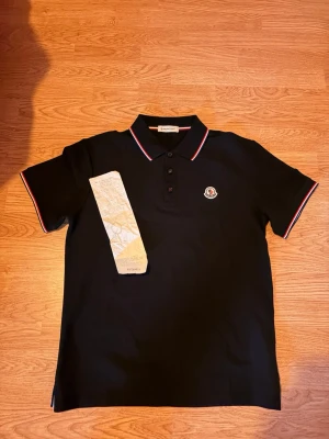 Moncler pike från nk - Moncler pike svart storlek S köpt från NK kvitto finns med i bilder passar även M