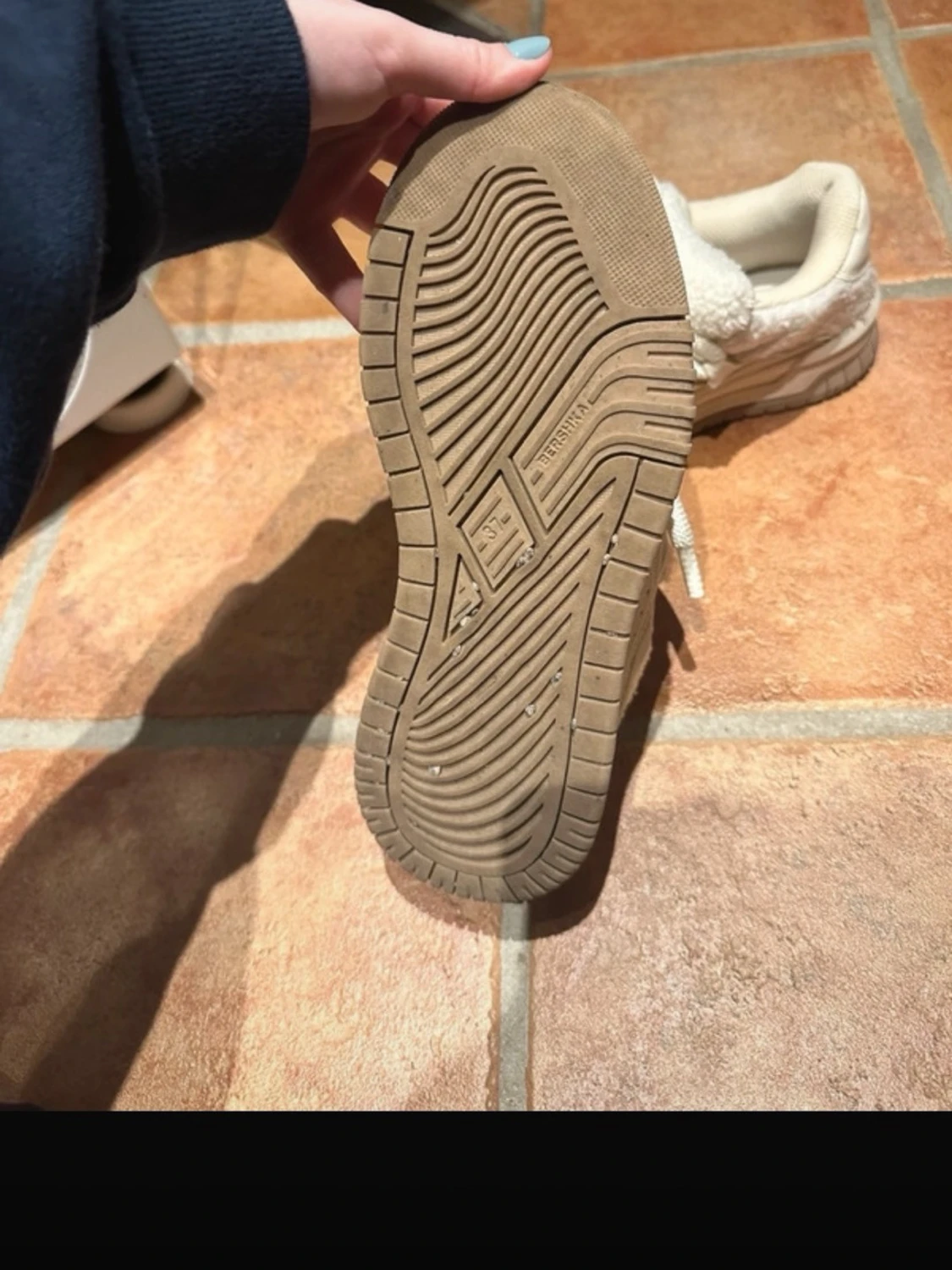 Beige teddy-sneakers med chunky sula - 2