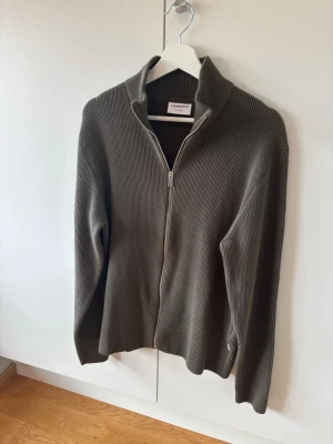 LINDBERGH - ZIP UP - Säljer denna sjukt snygga zip up tröja/cardigan från Lindbergh. Den är aldrig använd (prislapp finns kvar). Säljer då jag fick den i present men den passar inte mig. Nypris är 499kr