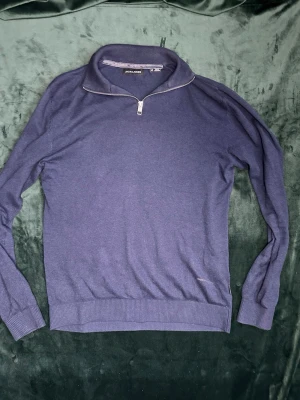 Mörkblå halvzip-tröja Jack & Jones - Snygg mörkblå stickad tröja från Jack & Jones med halvzip och hög krage. Tröjan har långa ärmar och ribbade muddar vid ärmslut och nederkant. Perfekt för lager-på-lager och enkel att matcha med jeans eller chinos.Pris kan diskuteras. MVH stentorparchive⚓️