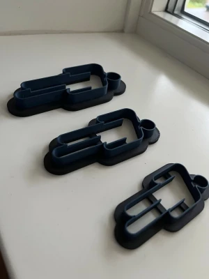 Billie Eilish cookie cutters - Säljer ett 3-pack med Billie Eilish cookie cutters.       Kommer i tre olika storlekar: 8,5 cm i längd, 10 cm i längd och 12 cm i längd. De är svarta och mörkblåa :)