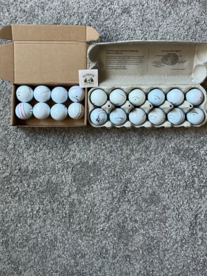 Vita Crome tour och Crome soft golfbollar från Elitetee B/c klass - Säljer ett gäng Crome tour/ Soft golfbollar från Elitetee, levereras i kartong. Bollarna har klassisk dimple-design och vissa har röda och blå linjer. Perfekt för golfentusiasten som vill fylla på med fler bollar.