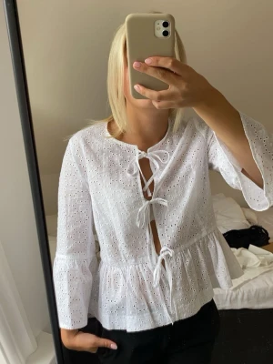 Vit blus  - Superfin vit blus från Zara med knytning framtill😊Använd fåtal gånger🙌🏼