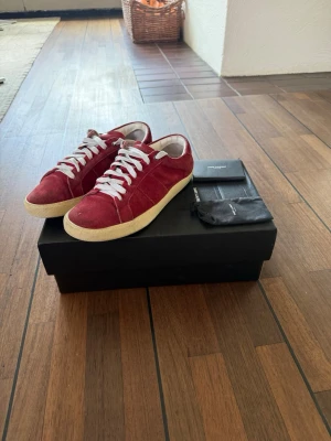 Saint Laurent skor  - Säljer dessa riktigt snygga saint Laurent skor i storlek 40📐innermått 26 cm. Modell är SL/06 low trainers. Box och Saint Laurent kuvert ✉️ följer med. Skriv om mer frågor 😛☺️