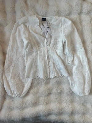 Vit blus från Gina  - En helt ny populär blus från Gina med prislapp, helt slutsåld❣️pris kan diskuteras!!