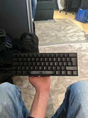 Svart 60% mekaniskt gaming tangentbord - Säljer ett svart corsair gaming tangentbord. Fungerar utmärkt men säljer för att det ej kommer till användig! hör av er vid frågor!