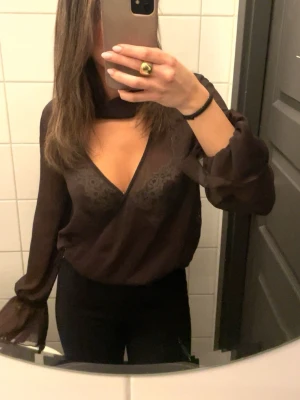 Brun blus - Säljer denna bruna blusen storlek Xs men sitter som en S🤎