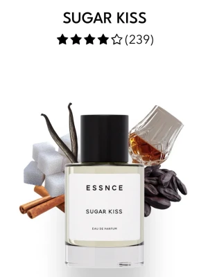 ESSNCE Sugar Kiss Eau de Parfum - ESSNCE Sugar Kiss Eau de Parfum har en söt och varm doft med inslag av vanilj, kanel, socker och tonkaböna. Flaskan är genomskinlig med svart lock och minimalistisk etikett. Perfekt för dig som gillar gourmanddofter med en lyxig touch.