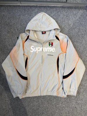 Supreme gray winbreaker jacket - Size says L but fits like M 100% true to size. Just like new, never worn. Feel free to ask questions. Yes we ship to sweden and other countries too.