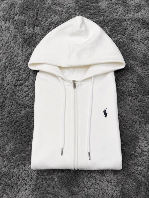 Polo Ralph Lauren Zip hoodie - vit - Tjena! Säljer nu denna fina polo zip tröjan, Storlek  S, medföljer taggar. Vid frågor kontakta gärna Mvh