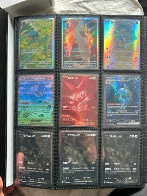 Pokémonkort samling i pärm - OBS köp inte kom med bud på vilka eller vilket kort du vill ha det är billigare om du köper i en bundel med fler kort .Stor samling Pokémonkort i pärm med flera holografiska och japanska kort. Blandade motiv med populära Pokémon som Blastoise, Mew, Charizard och fler. Perfekt för samlare eller dig som vill utöka din kortkollektion.