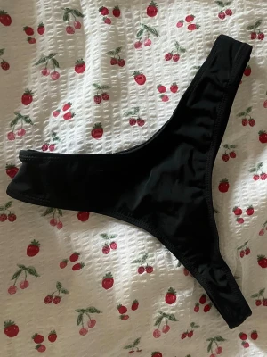 Svart bikini underdel - Svart string bikiniunderdel !! Aldrig använd, endast testat
