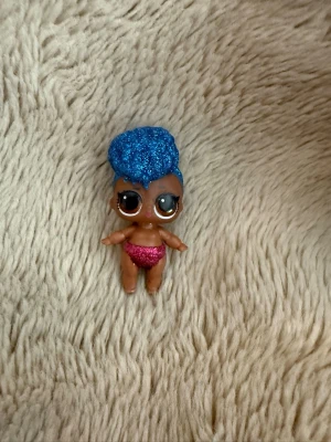 Lol suprise  - Lil sister från queen familjen. Lol suprise docka inga kläder eller tillbehör. Den har en liten fläck på benen men försvinner lätt med lite tvål.