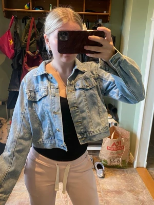 Snygg jeansjacka! - En fin ljusblå jeansjacka, vet tyvärr ej vart den är ifrån! Aldrig använd, väldigt fint skick! Pris kan diskuteras vid snabb affär💞💞