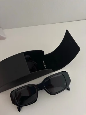 Prada solglasögon  - Knappt använda, köpta på synsam för 5000kr