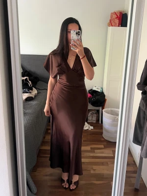 Brun satinklänning  - brun satinklänning från Gina i storlek 36❣️ny med prislapp 