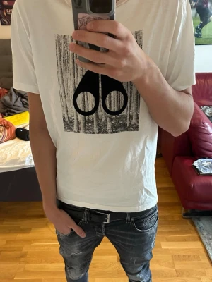 Moose knuckles T-shirt  - Vit t-shirt från moose knuckles. Har kvitto om det skulle behövas. Som ny svin snygg nu inför sommaren!✅