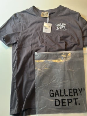 Gallery dept T-shirt mörkgrå  - Säljer en mörkgrå gallery dept T-shirt i storleken S men kan passa M den är sprillans ny och du får även med lappar och påse skickar samma dagbarn köp! 