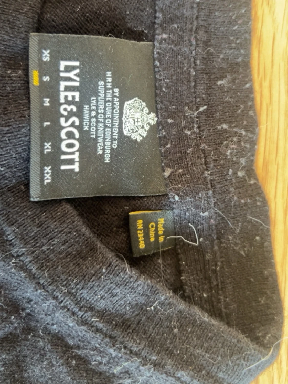 Mörkblå stickad tröja från Lyle & Scott - 2