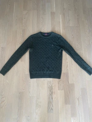 Kabelstickad Morris tröja - Hej! Nu säljer jag denna fina Morris tröja i 100% merinoull för endast 400kr! Den är i storlek xs och i riktigt bra skick, nästan ny-skick!👍Hör av er vid frågor! Mvh Kingscloset
