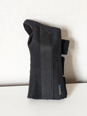 Catell Handledsstöd Base Max Stabil Storlek Medium - - Unisex.  - Storlek M .  - För vänster hand .  - I bra skick på vissa ställen kan lite användning synas zooma bilder för att se skick. - Större bilder kan skickas.  - Kardborre fäster bra.   