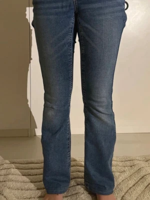 Blå bootcut jeans med utsvängda ben - Snygga blå bootcut jeans med utsvängda ben och klassisk femficksdesign från Gina tricot. Perfekta för dig som gillar en retrostil och vill ha ett par jeans som sticker ut lite extra.