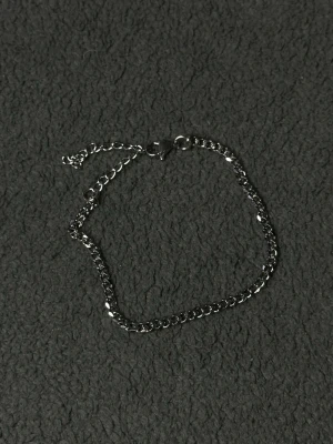 Silver Cubansk Armband 18+5cm 3.5mm i Rostfritt Stål - Elegant cubanskt armband i silverfärg med justerbar längd (18+5cm). Tillverkat i rostfritt stål som är slitstarkt, rostfritt och behåller sin färg över tid. Tunnare 3.5mm kedja som ger en clean och diskret look, perfekt för vardagsbruk eller som lager med andra smycken.