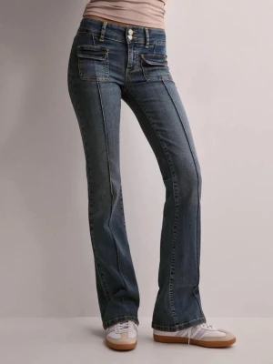 Blå bootcut jeans med fickdetaljer - Snygga blå bootcut jeans från Nelly med låg midja och markerade sömmar framtill. Jeansen har dubbla fickor med lock framtill. Perfekta för en trendig och avslappnad look. Använd 1 gång
