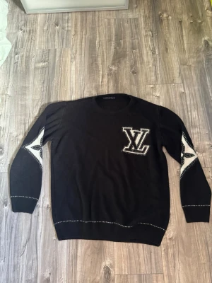 Svart Louis Vuitton tröja med stjärnor - Tröjan sitter jätte fint och kan fixa en outfit ordentligt, tyvärr är den för stor då jag förväntade mig fel. 