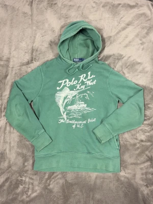 Ralph Lauren key west hoodie grön - Grön Ralph Lauren key west hoodie🤩🙌 Otroligt sällsynt, säljs inte längre! Hör av dig vid minsta fundering😃