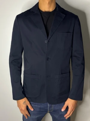 John Henric Overshirt Kavaj - Exklusiv overshirt kavaj ifårn John Henric!🌟Modellen är 187 och väger 70 kg!🤩