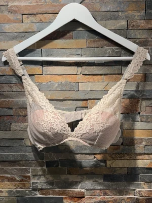 Intimissmi spets-bh med vaddering - Hej! ✨Säljer en beige bh med vacker spets och lätt vaddering. Bh:n har breda axelband och dekorativt mönster framtill. Kuporna är formade och ger bra stöd. Perfekt för dig som gillar romantisk och feminin stil. Lite ljusgrön/beige färg. Väldigt fin & Sparsamt använd! Nypris: 559 kr💕💕