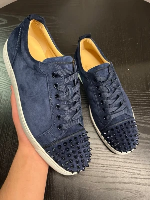 Navy Christian Louboutin skor nya  - Skorna är helt nya! Storlek 43,5 passar 44. Garanterad äkthet! Skosnöre påse medföljer. Hör av er vid funderingar. 
