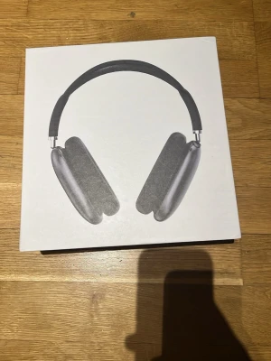 Apple AirPods Max hörlurar grå - Snygga Apple AirPods Max hörlurar i en stilren grå färg. Over-ear design med mjuka öronkuddar och justerbart huvudband i mesh. Tillverkade i aluminium och rostfritt stål för en premiumkänsla. Perfekt för dig som vill ha riktigt bra ljud och modern design.