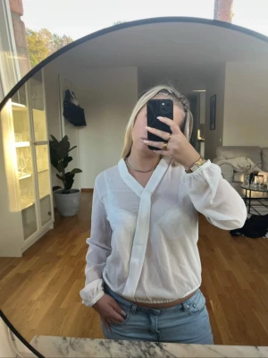 Vit blus i storlek M/L  - Vit blus i storlek M/L från rut&circle