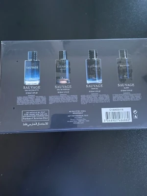 Dior Sauvage parfym  - Exklusivt parfymset från Dior med fyra olika varianter av Sauvage: Eau de Toilette, Eau de Parfum, Parfum och Elixir. Varje flaska innehåller 30 ml. Flaskorna är stilrena i glas med mörkblå och svarta toner. Perfekt för dig som vill testa flera dofter från samma serie.