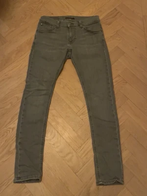Gråa nudie jeans - Säljer ett par riktigt feta jeans från Nudie. skicket är mycket bra och är används ett fåtal gånger. storleken är 29/30 skriv vid frågor eller funderingar.