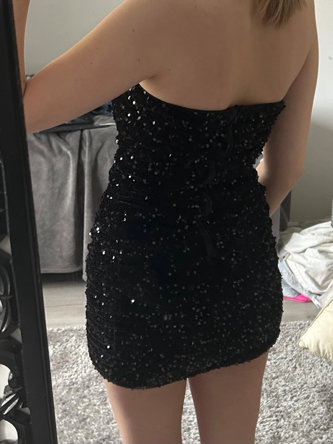 Svart glitterklänning axelbandslös - 1