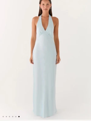 Bal klänning - Säljer nu min super fina balklänning från peppermayo, perfekt för dig som inte hittat en klänning än! Materialet är satin, ljusblå med två knytningar i ryggen💗kostar 93€ på hemsidan, storlek 34