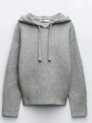 Grå hoodie i ullmix från Zara - Mysig grå hoodie från Zara i ullmix med ribbade muddar och nederkant. Klassisk huva med dragsko och avslappnad passform, perfekt för en chill look. Tjockt och mjukt material som håller dig varm under kyliga dagar.