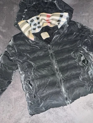 Svart jacka 7-8 år - Säljer min lillebrors jacka eftersom den passar inte han, prisen kan diskuteras