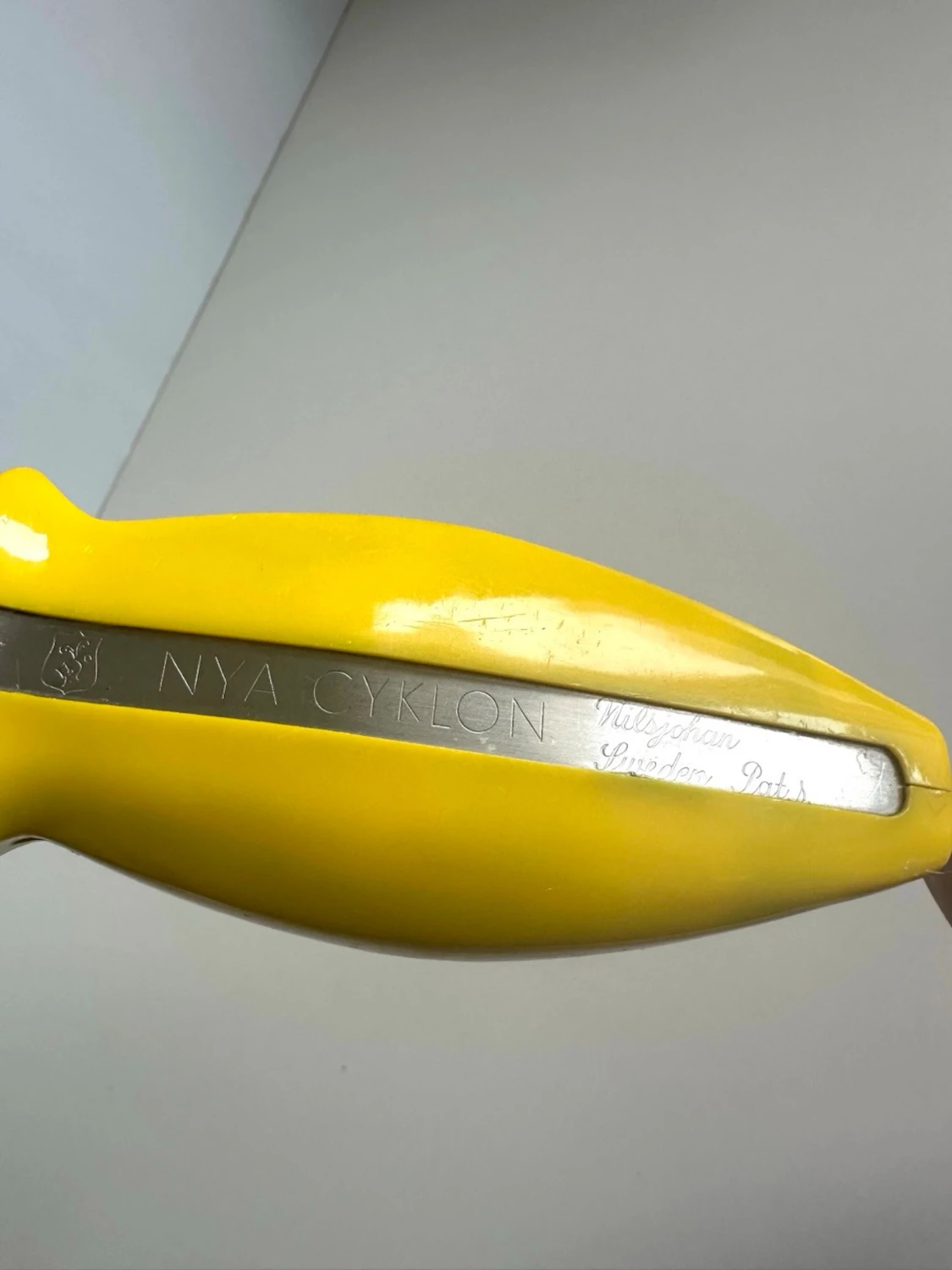 Gul retro handvisp Nya Cyklon Nilsjohan - 1