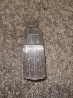 Selenittorn kristallvit dekoration - Säljer ett selenittorn i kristallvit färg med trappstegsformad design. Perfekt som dekoration eller för kristallentusiaster. Tornet har en glansig yta och är tillverkat av naturlig selenit.