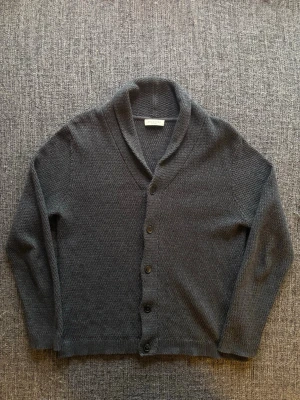 Selected kofta ~ vintage  - eftertraktad Selected kofta i grå – sjukt sällsynt, stl M. Fint skick och sitter riktigt bra 🌿  Kan även gå ner lite i pris vid snabb affär ✌️ Skickas inom 24h 📦
