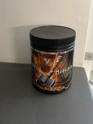 Thor's Mjölner Pre-Workout - Thor's Mjölner Pre-Workout från Viking Power med smaken Tropical Thunder. Burken är svart med blixtmotiv och en hammare på framsidan. Innehåller bland annat beta-alanin, arginin, koffein och taurin. 500g, ca 20 portioner.  Säljs pga av att jag inte klarar av den höga dosen av koffein. Har bara använt en skopa. 